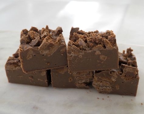 Tim Tams are one of my go to guilty pleasures so you can just imagine how much I love this Three Ingredient Tim Tam Fudge! Killer Cake, Tim Tams, Homemade Shortbread, Fudge Recipes Chocolate, Christmas Fudge, Chocolate Creations, Tim Tam, Thermomix Desserts, Baking Recipes Desserts