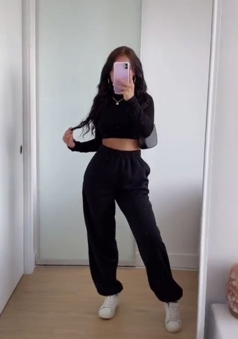 Cute Outfits With Black Sweatpants, Black Sweatpants Outfit, Black Joggers Outfit, Sweatpants Outfit Ideas, Comfy School Outfits, Jogger Outfit, Cute Sweatpants Outfit, Jogger Pants Outfit, Cute Lazy Outfits