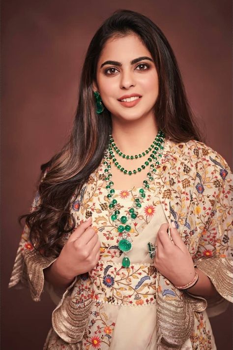 Ambani Jewellery, Shloka Mehta, Isha Ambani, Hindu Jewelry, Radhika Merchant, Nita Ambani, Bridal Jewellery Inspiration, Valentino Gowns, Emerald Jewellery