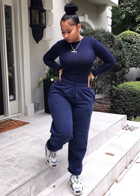 Discovered by PINKC. Find images and videos on We Heart It - the app to get lost in what you love. Winter Baddie, Looks Hip Hop, Sweatpants Outfits, Chill Outfits, Looks Black, Cute Comfy Outfits, Cute Swag Outfits, Curvy Girl Outfits, Dope Outfits