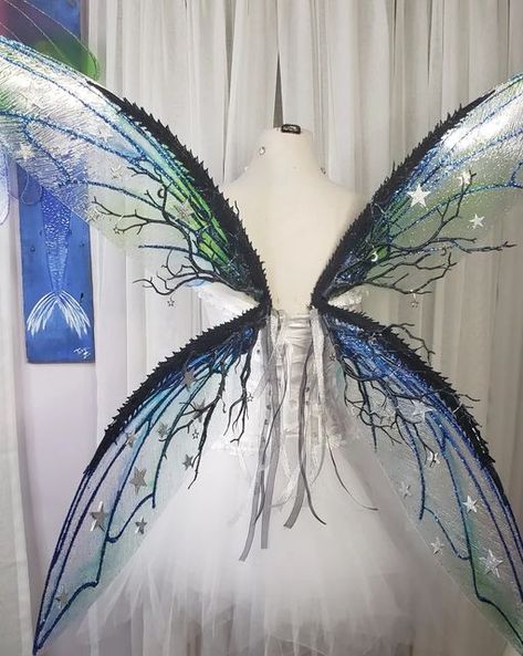 🌿 Mermaid Sanctuary Designs 🌿 on Instagram: "❤THESE ARE NOW SOLD❤ Thank you everyone!! #fairywings #faeriewings #wearablewings #fairycore #cosplay #costumewings #faeriewings #goth #gothic #gothwings #unseeliecourt #unseeliewings #darkfairy #darkfairycore #MermaidSanctuaryDesigns" Aziza Fairy, Fairycore Cosplay, Dark Fairycore, Fair Outfits, Doll Diy Crafts, Magical Fairy, Acrylic Wedding Invitations, Fantasy Dresses, Dark Fairy