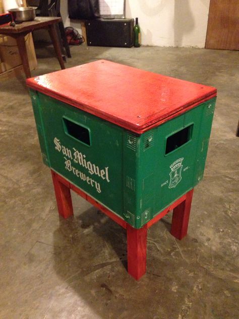 Beer crate stool Wine Crate Table, Milk Crate Shelves, Apple Crate Shelves, Crate Stools, Plastic Milk Crates, Stool Ideas, Crate Crafts, Crate Seats, Beer Crate