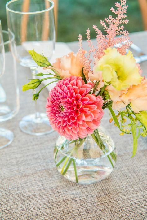 Short Flower Table Arrangements, Floral Simple Centerpiece, Candle And Floral Wedding Centerpieces, Colorful Simple Centerpieces, Bud Vase Table Decor Wedding, Rehearsal Dinner Bud Vases, Ranunculus Bud Vases Wedding, Colored Glass Vases Wedding, Mini Floral Arrangements Bud Vases