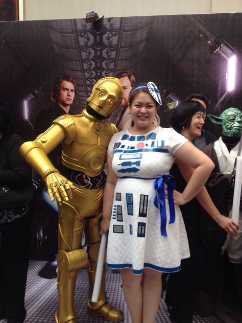 r2d2 diy costume #starwars #r2d2 #c3po #costume #starwars #diy #whitedresscostume #doityourself R2d2 Disneybound, R2d2 Cosplay, C3po Costume, R2d2 Costume, Scary Party, C3po And R2d2, Star Wars Diy, Star Wars Birthday Party, Star Wars R2d2