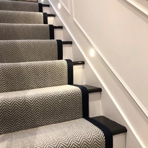 Carpet For Dogs, Carpet Tiles Ideas, Staircase Inspiration, Herringbone Carpet, Black And White Stairs, Staircase Interior, Black Staircase, Stair Paneling, Entrance Hall Decor