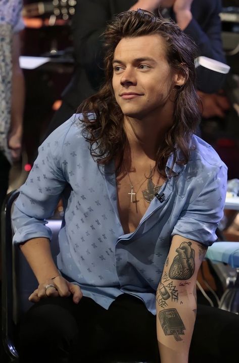 One Direction Tattoo, Direction Tattoo, Long Hair Harry, Harry Styles Hair, Harry Styles Long Hair, Harry Styles Tattoos, Late Late Show, Principe Harry, Harry Styles Cute