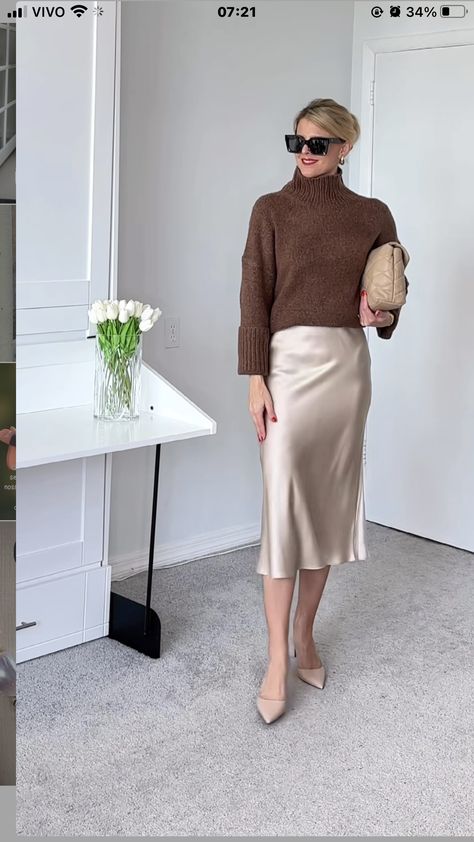 Satin Skirt Outfit, Pencil Skirt Outfits, Mid Skirt, Pretty Skirts, Millenial Fashion, Scarf Women Fashion, Cold Weather Fashion, Skirt Outfit, Satin Skirt