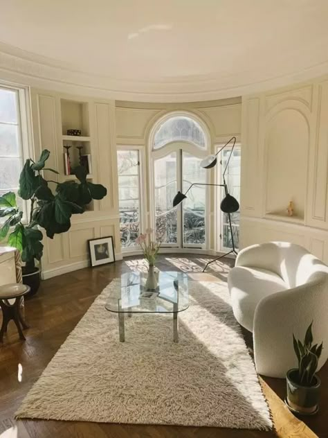 Parisian Home Design, Modern Parisian Interior Bedroom, Parisian Design Interior, Parisian Living Room Aesthetic, Parisian Interior Living Room, Parisian Houses Interior, Parisian Room Aesthetic, Aestethic Living Room, Parisian Modern Living Room