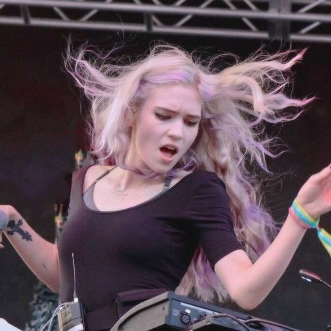 Grimes Old Photos, Grimes Aesthetic 2012, Grimes 2000s, Grimes Short Hair, Grimes Performing, Grimes 2012, Grimes Pfp, Grimes Hair, Grimes Aesthetic