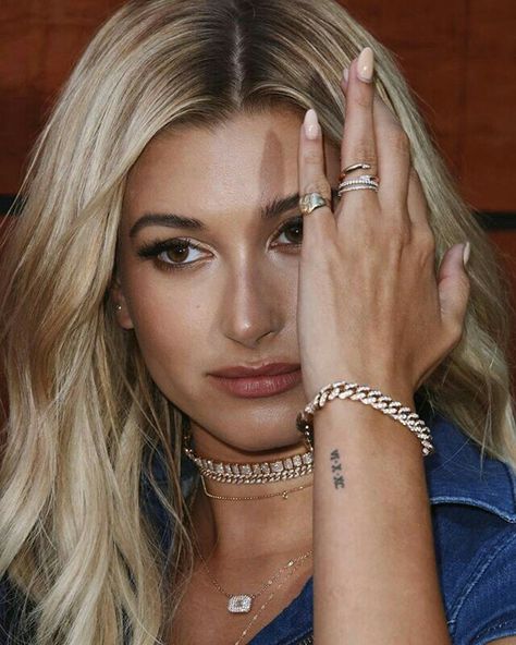 Celebrity Tattoos Women, Cute Finger Tattoos, Tattoo Spots, Cute Little Tattoos, Hand Tattoos For Women, Small Hand Tattoos, Discreet Tattoos, Tattoo Feminina, Dainty Tattoos