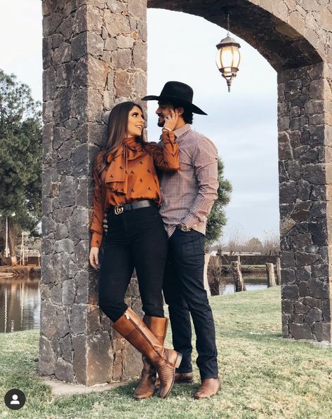 Outfit Vaquera, Ranch Couple, Country Fest Outfits, Western Casual Outfits, Fashion Couple Outfits, Outdoors Couple, Matching Outfits For Couples, Western Engagement Photos, Outfits For Couples