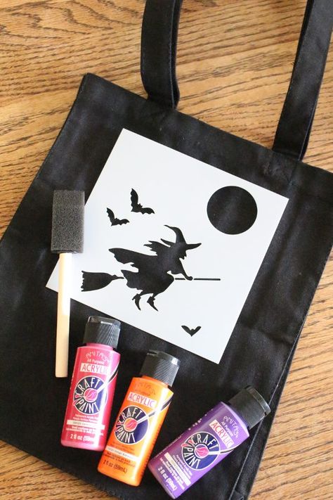 Decorate Your Own Halloween Bag, Homemade Trick Or Treat Bags, Decorate Halloween Bags, Trick Or Treat Craft, Diy Halloween Bags Trick Or Treat, Diy Trick Or Treat Bags For Kids, Halloween Tote Bags Diy Paint, Halloween Tote Bags Diy, Trick Or Treat Bags Diy