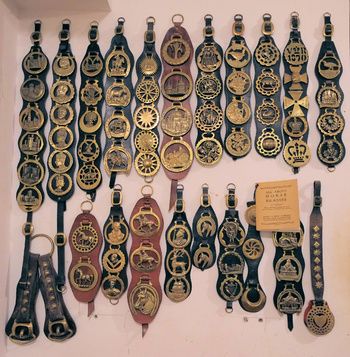 English horse brasses Horse Brass Display Ideas, Jacobean Furniture, Horse Medallion, Leatherworking Tools, Equestrian Home, Cowboy Decor, Pub Sheds, Horse Harness, High Horse