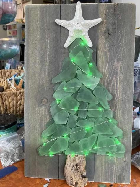 Christmas in July- Turn your beach glass into festive mini Christmas trees – Recycled Crafts Seaglass Light, Sea Glass Diy, Sea Glass Art Diy, Sea Glass Art Projects, Beach Glass Crafts, Art Coquillage, Sea Crafts, Beach Glass Art, Glass Art Projects