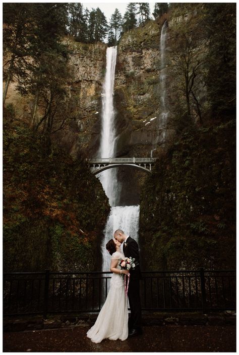 An intimate winter wedding at Multnomah Falls. Photos by Katy Weaver Oregon Winter Wedding, Multnomah Falls Wedding, Fall Wedding Pictures, Multnomah Falls Oregon, Woodland Wedding Inspiration, Western Style Wedding, Waterfall Wedding, Romantic Cabin, Portland Oregon Wedding