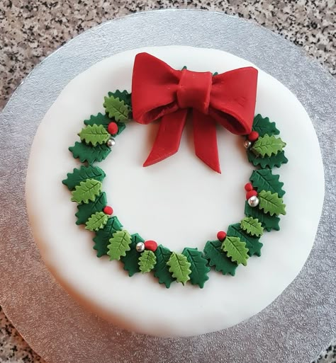 Christmas Cake Christmas Cake Simple Design, Royal Icing Christmas Cake Designs, Easy Christmas Cake Decorations, Christmas Cake Icing Ideas, Christmas Cake Designs Easy, Christmas Cake Square, Xmas Cake Designs, Christmas Cake Ideas Easy Simple, Fondant Christmas Cake Ideas