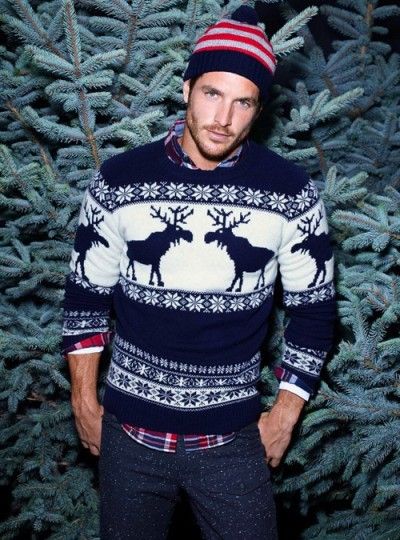 With winter fast approaching, you can spice things up a bit with a fair isle sweater. Enjoy our collection of men's fair isle sweaters and get inspiration. Navy Cargo Pants, Christmas Sweater Outfits, Preppy Mode, Winter Mode Outfits, Fashion Jobs, Bridget Jones, Christmas Men, Knit Hoodie, Winter Fashion Outfits