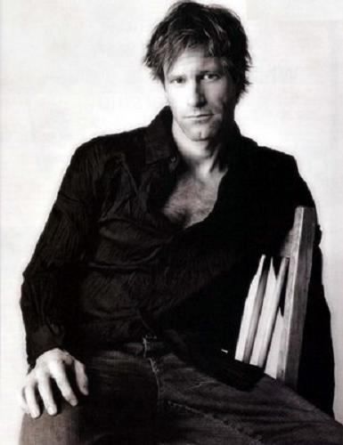 Aaron Eckhart Science Sans, Aaron Eckhart, Chest Hair, Stage Actor, Famous Men, Hot Actors, Movie List, Signed Photo, White Photo