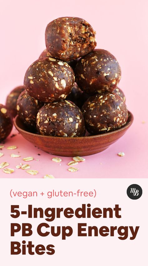 EASY 5-Ingredient Peanut Butter Cup Chia Seed Energy Bites! #vegan #glutenfree #chocolate #minimalistbaker Ms Recipes, Peanut Butter Energy Bites, Healthy Protein Snacks, Minimalist Baker, Protein Bites, Peanut Butter Cup, Protein Ball, Energy Bites, 200 Calories