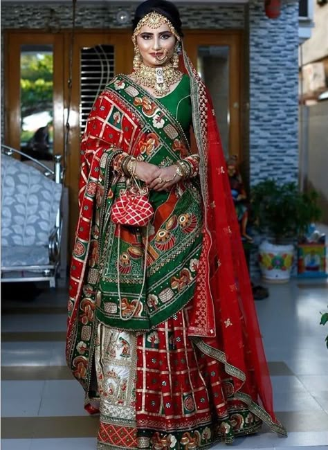 Wedding Ceremony Rituals, Gujarati Bride, Lengha Blouse Designs, Best Indian Wedding Dresses, Bright Outfit, Gujarati Wedding, Designer Bridal Lehenga Choli, Latest Bridal Lehenga, Indian Wedding Video