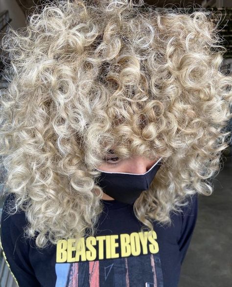 Died Blonde Curly Hair, Curly Dyed Hair Natural Curls Blonde, Orange Blonde Curly Hair, Pintura Highlights Curly Blonde, Champagne Blonde Curly Hair, Dimensional Hair Color, Highlights Curly Hair, Blonde Curly Hair, Blonde Curls