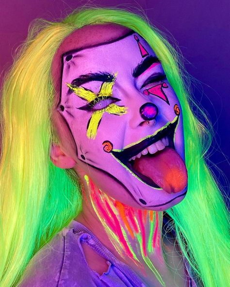 Halloween Makeup Glow In The Dark, Scary Rainbow Clown Makeup, Glow In The Dark Make Up Ideas, Black Light Clown Makeup, Neon Clown Makeup Halloween, Glow In The Dark Clown Makeup, Clown Makeup Neon, Clown Makeup Horror, Halloween Clown Makeup Ideas