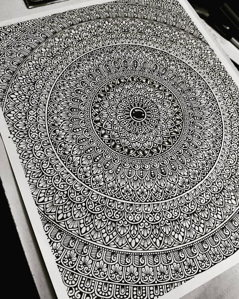 Mandala Creative, Detailed Mandala, Mandala Sketch, Black And White Mandala, Pen Art Work, Easy Mandala Drawing, Mandala Doodle, White Mandala, Mandala Art Therapy