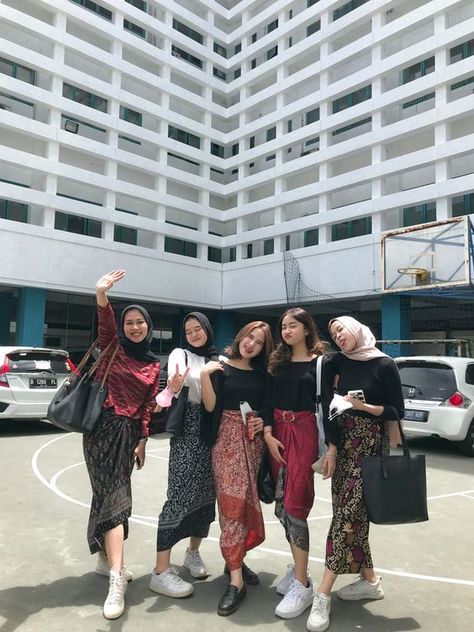 Check out our comprehensive guide to staying stylish and on-trend with the OOTD hijab fashion. From classic to edgy, we've got you covered! Outfit Perpisahan Sekolah Hijab, Batik Skirt Outfits, Outfit Rok Batik, Outfit Perpisahan, Outfit Wisuda Pacar, Jawa Pride, Outfit Ke Kampus, Outfit Kebaya, Ootd Campus