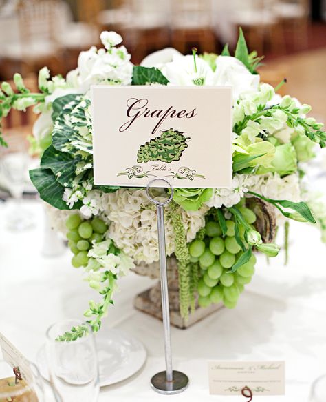 Matrimonio.it | #idee #centrotavola #matrimonio #uva #grapes #green Vineyard Wedding Centerpieces, Non Floral Centerpieces, Fruit Centerpieces, Gorgeous Centerpieces, Unique Wedding Flowers, Wedding Floral Centerpieces, Flower Centerpieces Wedding, Green Grapes, Wedding Reception Tables