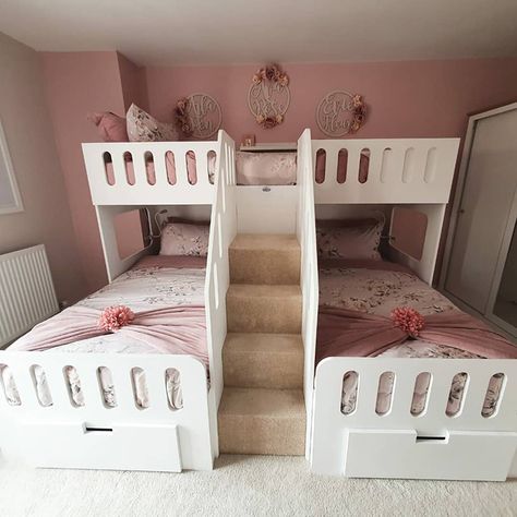 Mom Decorates Bedroom For 3 Daughters And People Love The Unique Three-Person Bed Bedroom For 3 People, Bedroom For 3, Triplets Bedroom, 3 Kids Bedroom, Kids Shared Bedroom, Bunk Bed Designs, Shared Bedroom, Bedroom Images, Girl Bedroom Designs