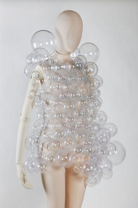 Bubble Costume, Hussein Chalayan, Sculptural Fashion, Conceptual Fashion, Bubble Dress, Avant Garde Fashion, Future Fashion, Artist Style, Costume Design