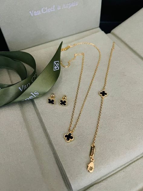 Dope Jewelry Accessories, Earrings Outfit, Van Cleef And Arpels Jewelry, Expensive Jewelry Luxury, Beautiful Gold Necklaces, Fancy Jewellery Designs, Luxe Jewelry, Dior Jewelry, Jewelry Accessories Ideas