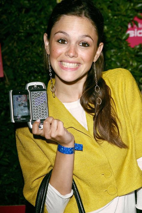 Pin for Later: 18 Pics of Celebrities and Their T-Mobile Sidekicks That Will Take You Way Back Rachel Bilson Sidekick Phone, Old Cell Phones, Cell Phone Service, Phone Deals, Electronic Organization, Best Cell Phone, Cell Phone Wallet, Rachel Bilson, 2000s Aesthetic