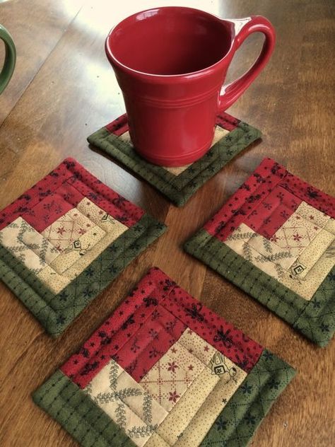 Free Patterns of QUILTING | My mini log cabin coasters, I'm in love | Facebook Log Cabin Coasters, Christmas Coasters Fabric, Mini Log Cabin, Log Cabin Christmas, Christmas Mug Rugs, Mug Rug Tutorial, Christmas Quilting Projects, Quilted Coasters, Mug Rug Patterns