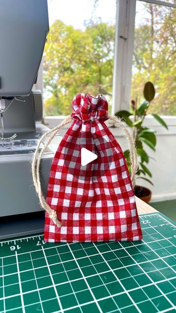 Jessica Shaw on Instagram: "Let’s make a DIY pouch! 🪡👝 (perfect for storing sourdough if you’re a fellow bread-maker) 🥖 You’ll need: -Cotton or linen fabric (I used unbleached muslin for the lining because… 🥖) -All purpose thread -Cotton cording or jute twine (I used thicker cording for the big pouch and twine for the small pouch) These pouches are so easy to make, they’re reusable, washable, and make perfect gift bags! PLUS you could even sew straps on and make it into a little drawstring backpack 🤩🎒 a fun lil beginner-friendly project! #sew #sewing #sewistsofinstagram #sewistofinstagram #sewist #pouch #diy #sewingtutorial #sewingproject #beginnersewing #sewsewsew #sewinglove" Sew Straps, Homemade Gift Bags, Drawstring Bag Diy, Diy Pouch, Handbag Sewing Patterns, Small Drawstring Bag, Pouch Diy, Sachet Bags, Pouch Tutorial