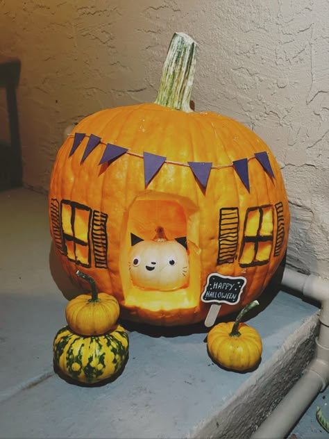 Funny Carved Pumpkins Ideas, Pumkin Carving House Ideas, Splatoon Pumpkin Carving, Pumpkin Carving House Ideas, Girls Pumpkin Carving Ideas, Amazing Pumpkin Carving Ideas, House Pumpkin Carving Ideas, Pumpkin Carving Ideas House, Pumpkin Carved House