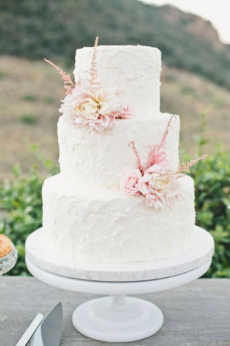 Wedding Cake Art, Rustic Food, Small Wedding Cakes, Fresh Flower Cake, Buttercream Wedding Cake, Rustic Wedding Cake, Travel Theme Wedding, White Wedding Cakes