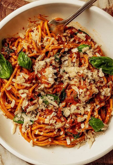 Lush ricotta, spicy tomato sauce, and plenty of mushrooms, this pasta is a dream vegetarian dinner recipe. The post Easy Tomato Ricotta Pasta appeared first on Tried and True Recipes. Tomato Ricotta Pasta, Ricotta Spaghetti, Ricotta Pasta Recipes, Pasta With Ricotta, Balsamic Pasta, Good Pasta, Ricotta Recipe, Spaghetti With Spinach, Red Sauce Recipe