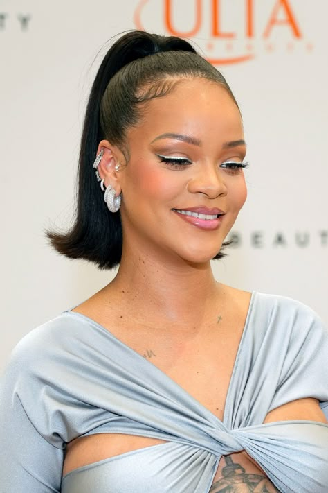 Clara Lionel Foundation, Rihanna Makeup, Looks Rihanna, Celebrity Makeup Looks, Scottish Fashion, Beauty Event, Bad Gal, Rihanna Fenty, Makeup For Black Women