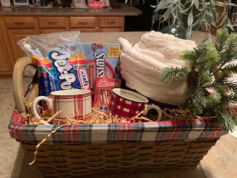 Blanket Gift Basket, Hot Chocolate Gift Basket, Pancakes Gift, Family Gift Baskets, Gift Basket Ideas Christmas, Hot Cocoa Gift, Christmas Gift Baskets Diy, Cocoa Gift, Hot Chocolate Gifts