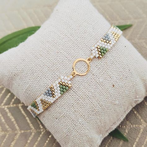 The Miyuki Comet Bracelet is a stylish and modern choice, handcrafted with high-quality Miyuki beads. This bracelet stands out with its sophisticated colors and distinctive charm. -----------------------✩-------------------- ☀ D E T A I L S ☀ Colors: Gray, white, green and gold, for a sophisticated and versatile combination. Materials: Miyuki beads, gold-plated 925 silver clasp. Width: 7mm Length: Adjustable for tailored comfort. -----------------------✩-------------------- I create jewelry foll Loom Beading Patterns Free, Bracelet Template, Bracelet Stands, Bracelet Miyuki, Tatting Jewelry, Miyuki Bracelet, Beading Patterns Free, Diy Bracelet Designs, Bead Embroidery Jewelry