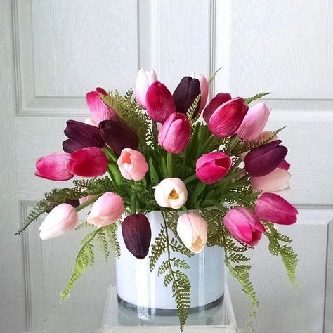 Tulpen Arrangements, Tulip Decor, Easter Flower Arrangements, Tulips Arrangement, Spring Flower Arrangements, Flowers Tulips, Succulent Centerpieces, Faux Floral Arrangement, Flower Vase Arrangements