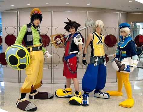 Cool cosplay - Kingdom Hearts - Goofy, Sora, Riku and Donald God Kingdom, Mad Happy, Kingdom Hearts Cosplay, Cosplay Disney, Group Cosplay, Belle Cosplay, Video Game Cosplay, Awesome Cosplay, Epic Cosplay