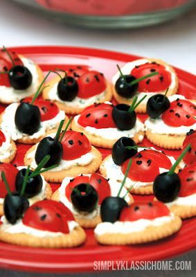 Serve up these adorable little RITZ ladybugs as a tasty snack for the kids. Ladybug Appetizers, Veggie Lunch Ideas, Veggie Tray, God Mat, Snacks Für Party, Fun Kids Food, Kids Snacks, Food Humor, Party Snacks