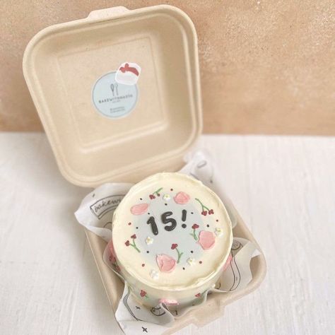 Birthday Cake Bento Aesthetic, Korean Cakes Birthday, Birthday Cake Bento Ideas, Bento Cake Cute Design, Kue Korean Cake, Bento Cake Design Birthday Aesthetic, Aesthetic Bento Cake Birthday, Bento Cake Birthday Design, Aesthetic Lunchbox Cake