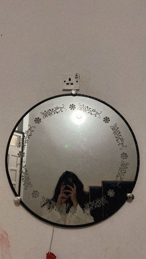 Mirror selfie Hide Face Aesthetic, Hidden Face Aesthetic, Girls Dpz Stylish, Colors Tv Show, Bold Lip Makeup, Eid Images, Colors Tv, Birthday Captions Instagram, Hide Face