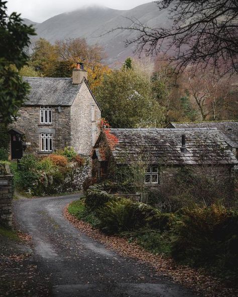 Autumn Lake District, Avengers Oc, Cottage Cozy, Cookies Packaging, Pictures Of Beautiful Places, Lake District England, Cotswolds England, English Cottages, Uk Trip