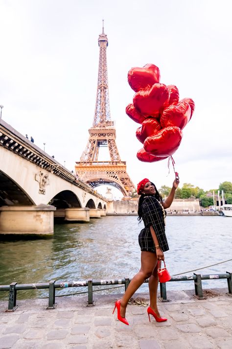 I did a balloon photoshoot in Paris by the Eiffel Tower and i loved it. Paris Theme Photoshoot Ideas, Eiffel Tower Birthday Photoshoot, Paris Birthday Photoshoot Photo Ideas, Paris Themed Outfit Ideas, Paris Birthday Photoshoot, Outfit Ideas For Paris, Paris Balloons, Eiffel Tower Picture Ideas, Eiffel Tower Outfit