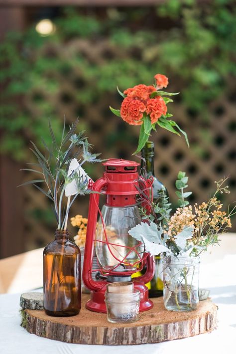 These camping lanterns will go perfectly with a rustic outdoor wedding. Camper Wedding Theme, Summer Camp Wedding Favors, Vintage Lantern Centerpieces, Mountain Shower Theme, Camping Themed Wedding Centerpieces, Camping Lantern Centerpieces, Camping Wedding Centerpieces, National Park Wedding Centerpieces, Vintage Camp Wedding