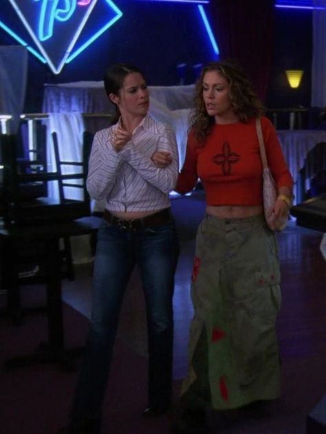 Charmed Style 90s, Halliwell Sisters Outfits, Charmed 90s Outfits, Charmed Tv Show Fashion, Charmed Outfits 90s Season 1, Charmed Fashion Tv Show, Charmed Outfits 90s Phoebe, Charmed Phoebe Outfits, Phoebe Halliwell Aesthetic